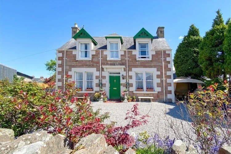 Charming 7-Bedroom Bed and Breakfast with Log Cabin in Inverness, Scottish Highlands
