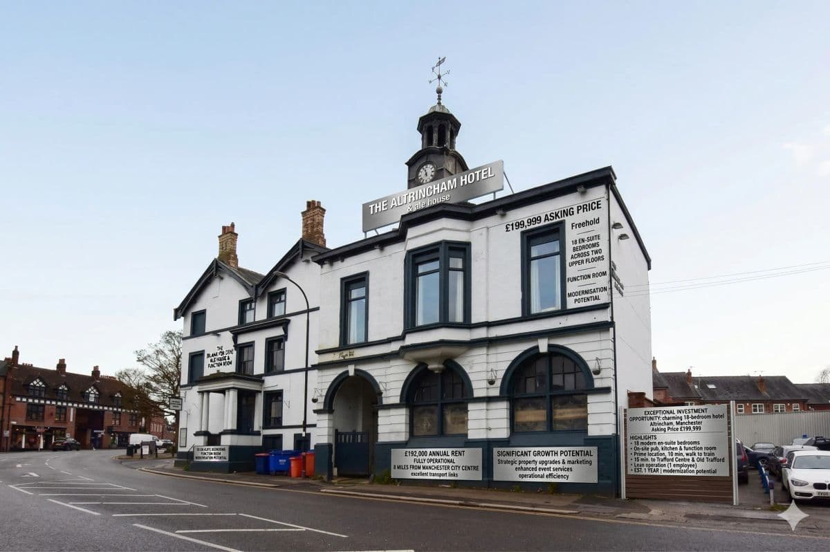 Charming 18-Bedroom Hotel with Pub & Function Room in Altrincham, Manchester – Modernization Potential photo 1